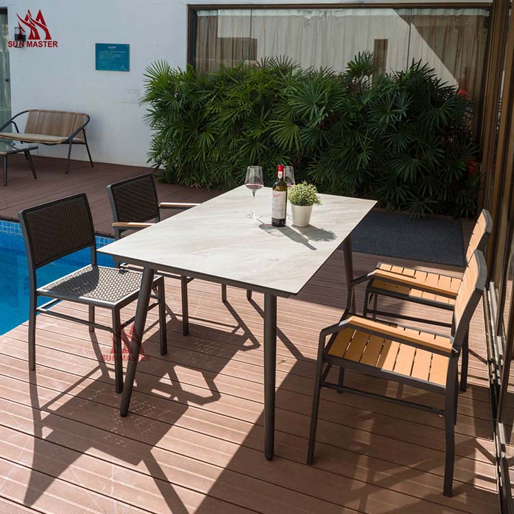 Moderne ontwerp Hoë kwaliteit aluminium plastiek hout stoel metaal raam buite patio eetkamer leunstoel 4-stuk tuintafel kommersiële meubelstel (1)